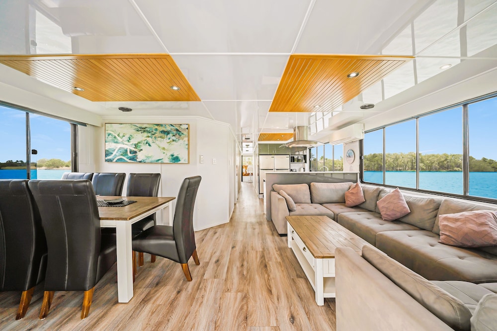 Luxury Houseboat, 4 Bedrooms (Blue Sky) photo 1