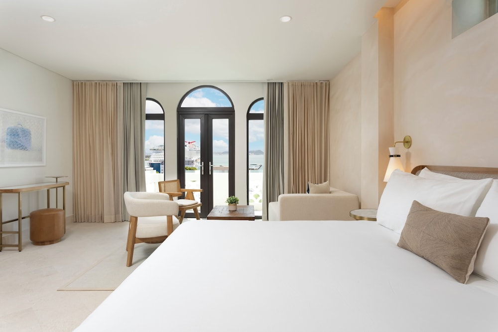 Suite, 1 King Bed, Balcony (Plaza) photo 2
