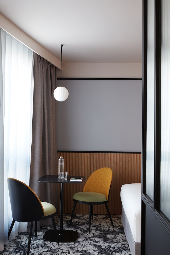 Deluxe Double Room thumbnail 6