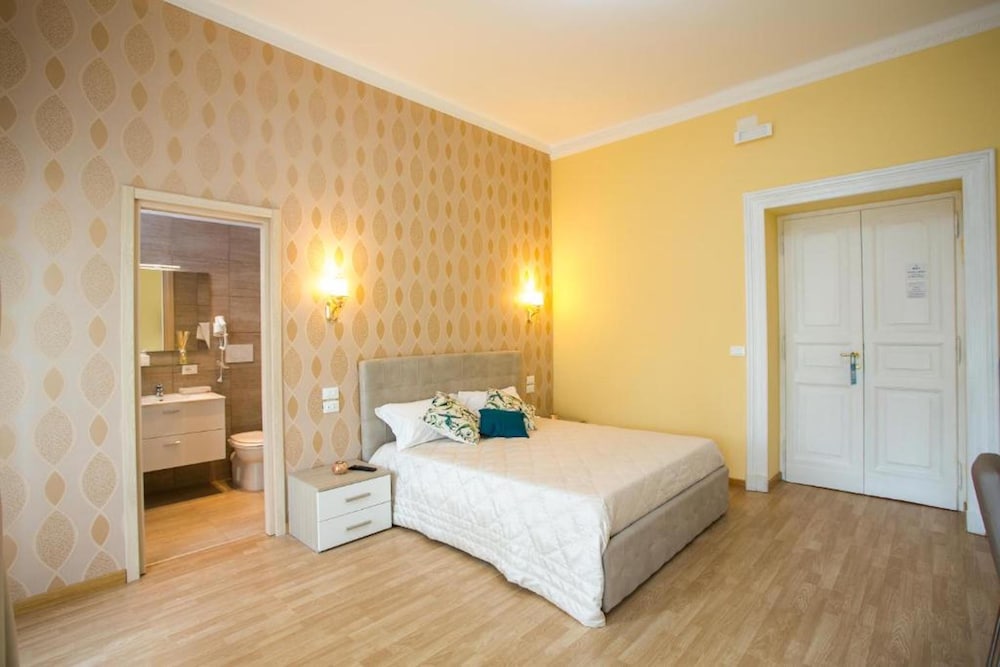 Suite, Balcony