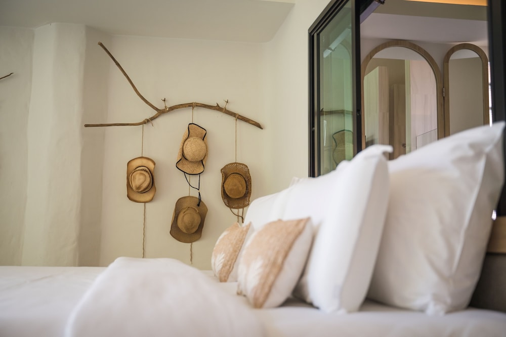 Premier Room, 1 King Bed - Photo 17