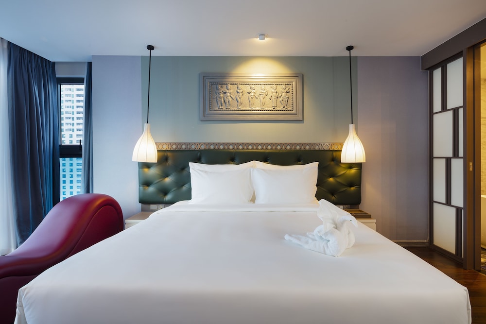 Signature Room, Bathtub, Partial Ocean View - Photo 3