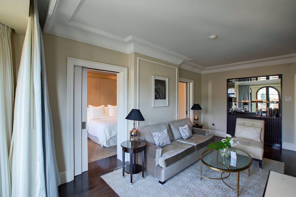 Executive Suite, 1 King Bed, Non Smoking, City View - Photo 1