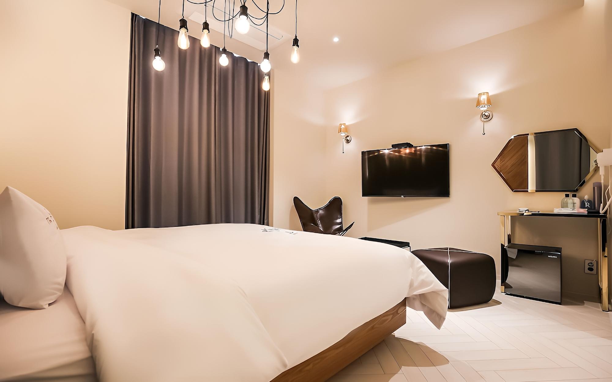 Room (Suites) - Photo 6