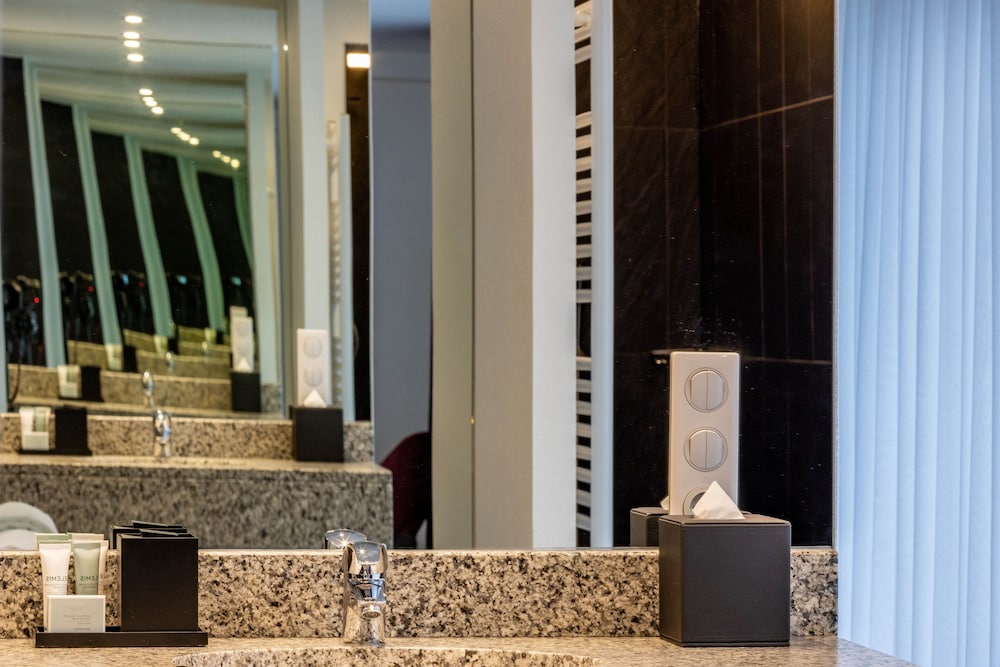 Signature Suite - Photo 2