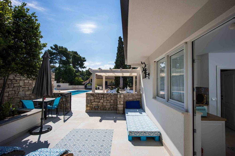 Deluxe Apartment, 1 Queen Bed, Pool View photo 2