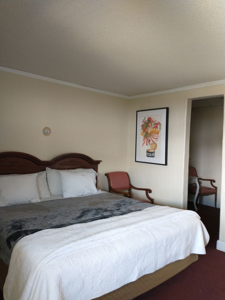 Deluxe Room, 1 King Bed photo 1