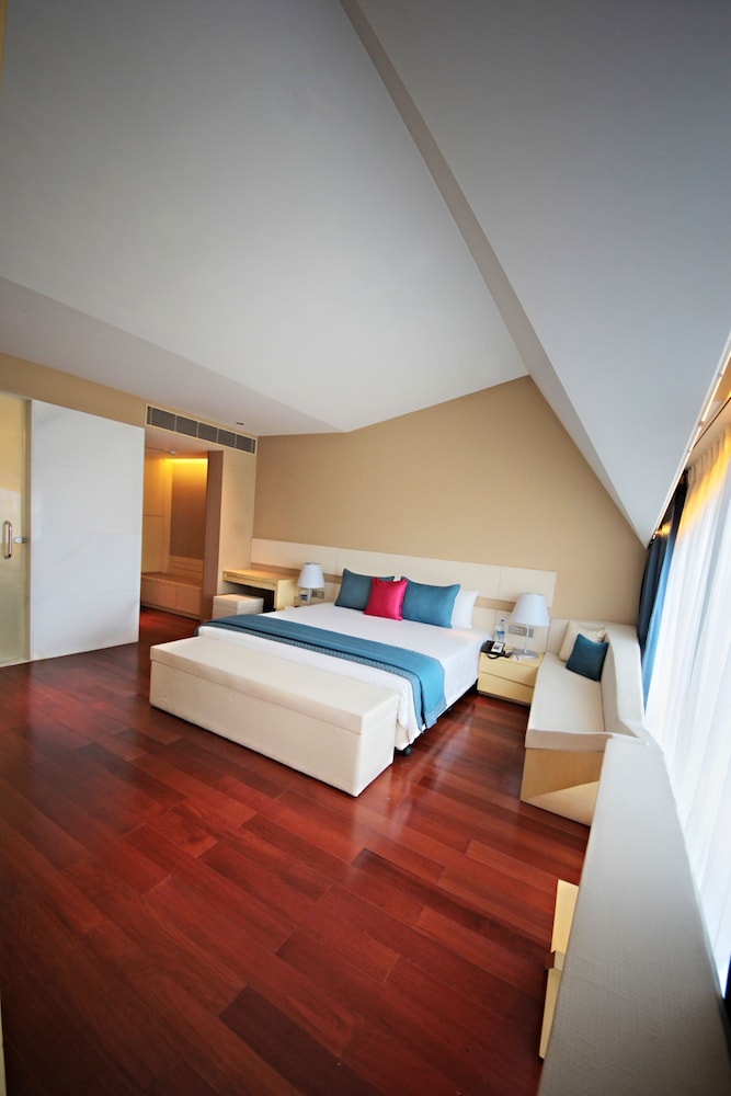 Deluxe Suite, 1 Bedroom, City View (Allure) thumbnail 6