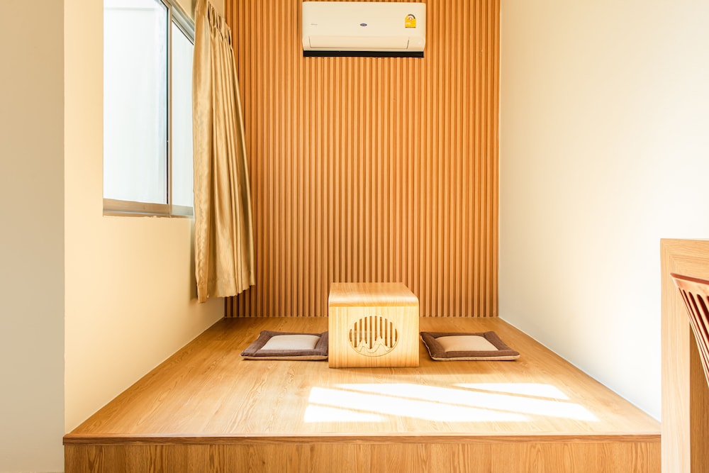Deluxe Room (Non-smoking) - Photo 11