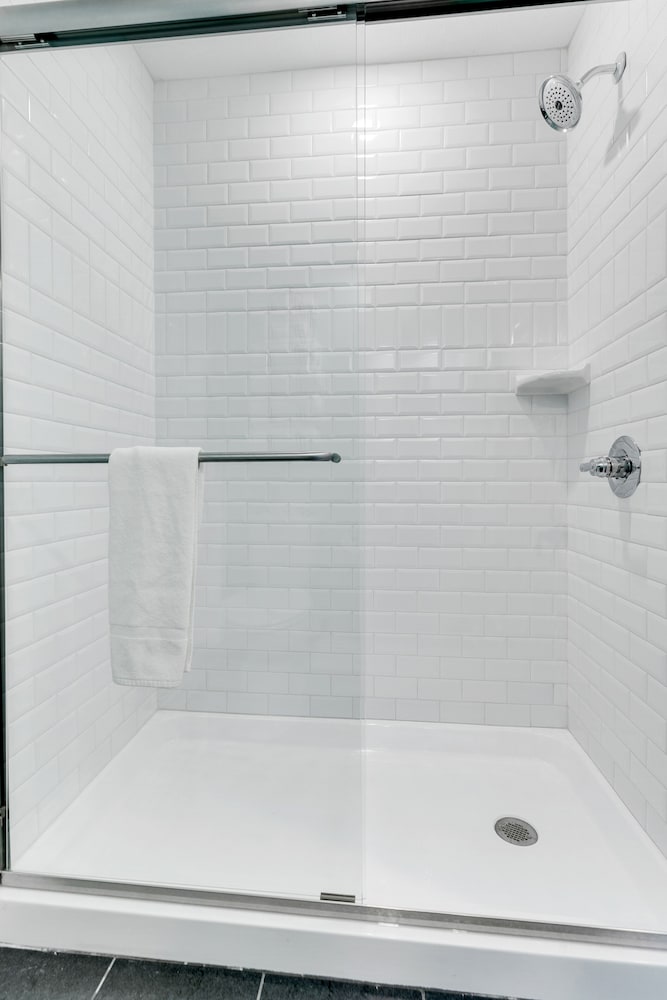 Standard Room, 2 Queen Beds - Photo 4