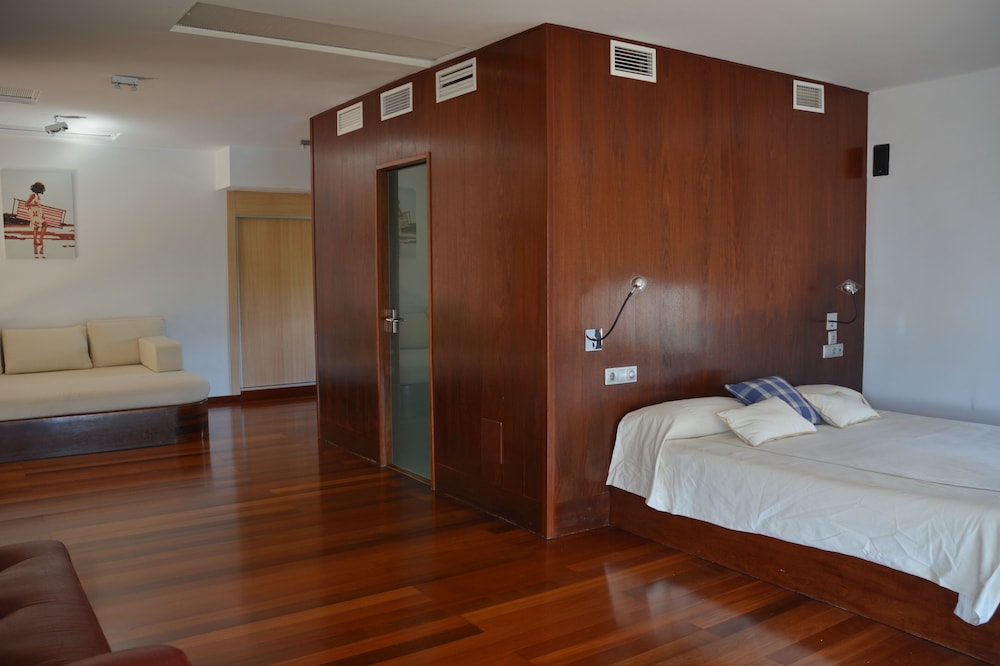 Deluxe Quadruple Room (1)