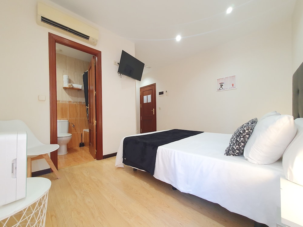 Deluxe Room, 1 Queen Bed photo 2