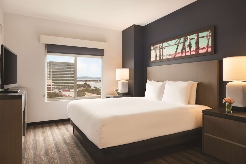 Suite, 1 Queen Bed, Accessible, Bathtub - Photo 2