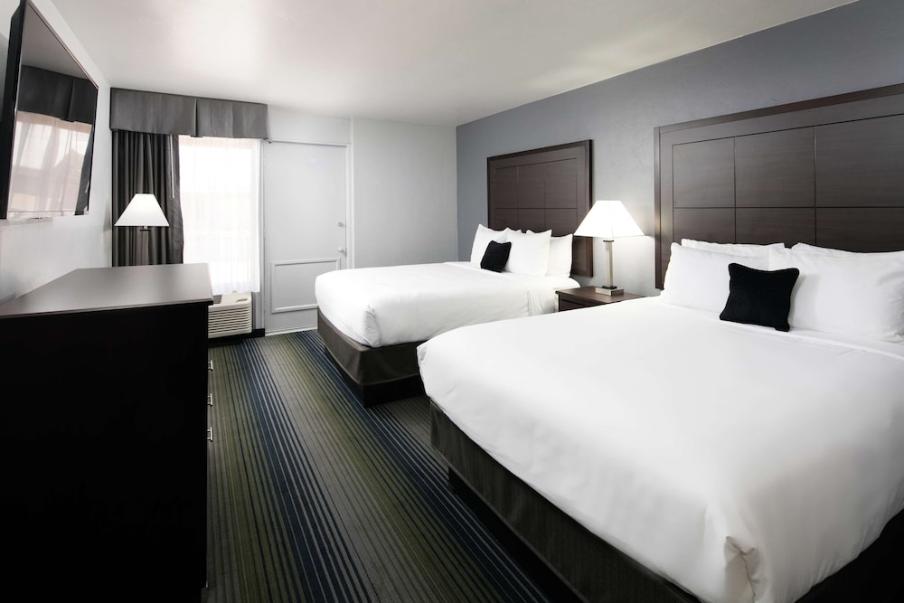Basic Room, 2 Queen Beds, Accessible - Photo 1
