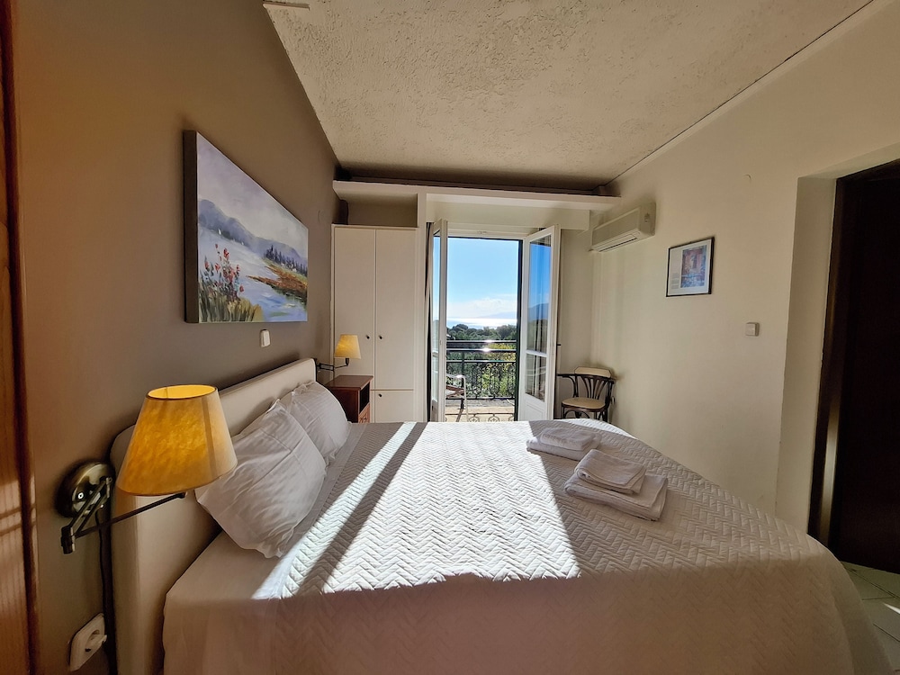 Two-Bedroom Comfort Family Room with Sea View photo 1