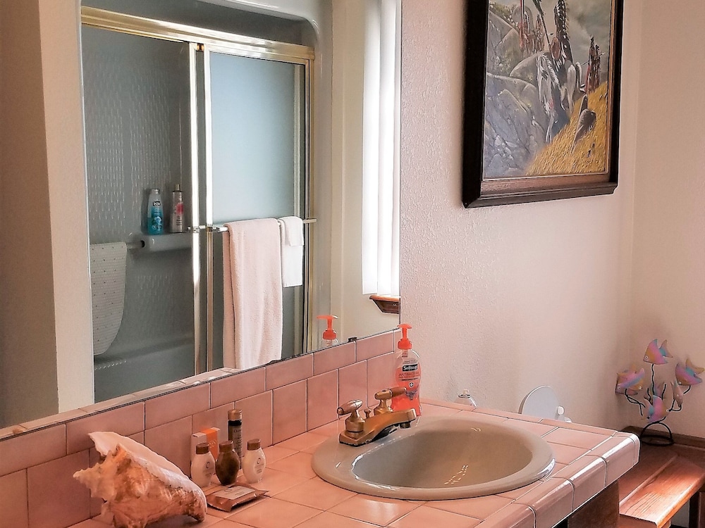 Standard Double Room, Private Bathroom (Geronimo) photo 3