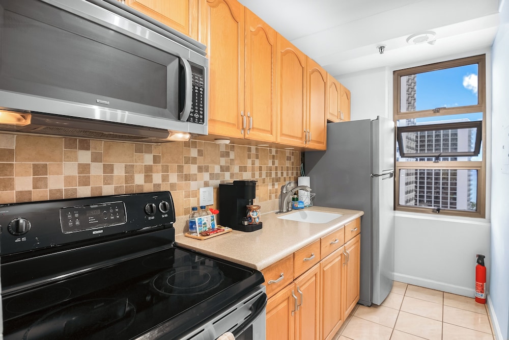 Waikiki Banyan 1BR Condos with No Parking: Condo, 1 Bedroom (0171 Wb 1813 T1) photo