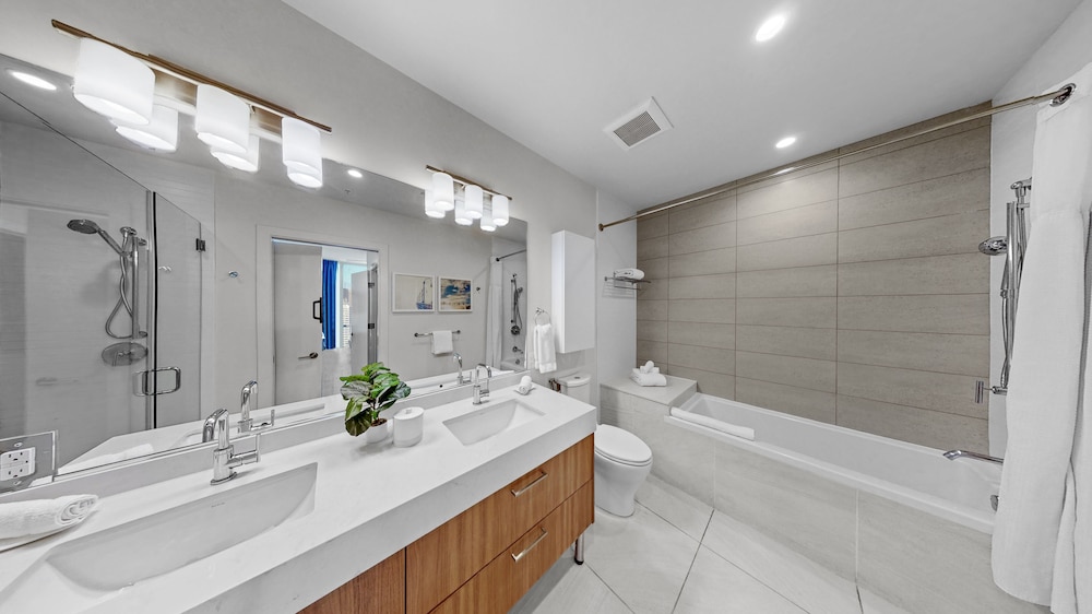 Suite, Multiple Beds (Sky Suite Executive Three Bedroom) thumbnail 5