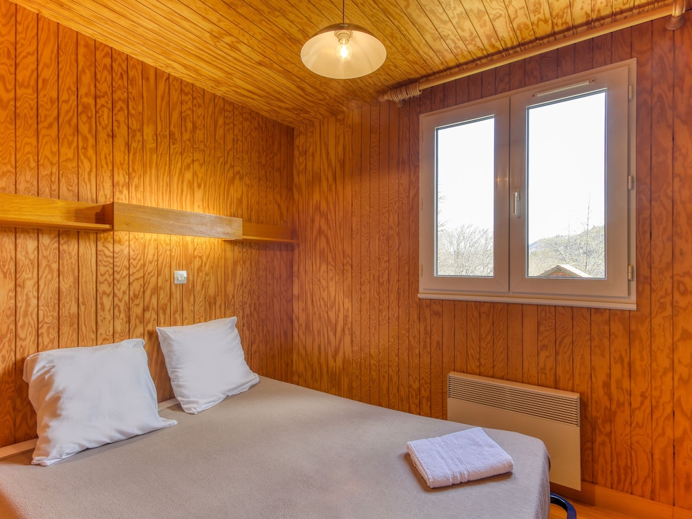 2-Room Chalet with Sleeping Area - Sleeps 5
