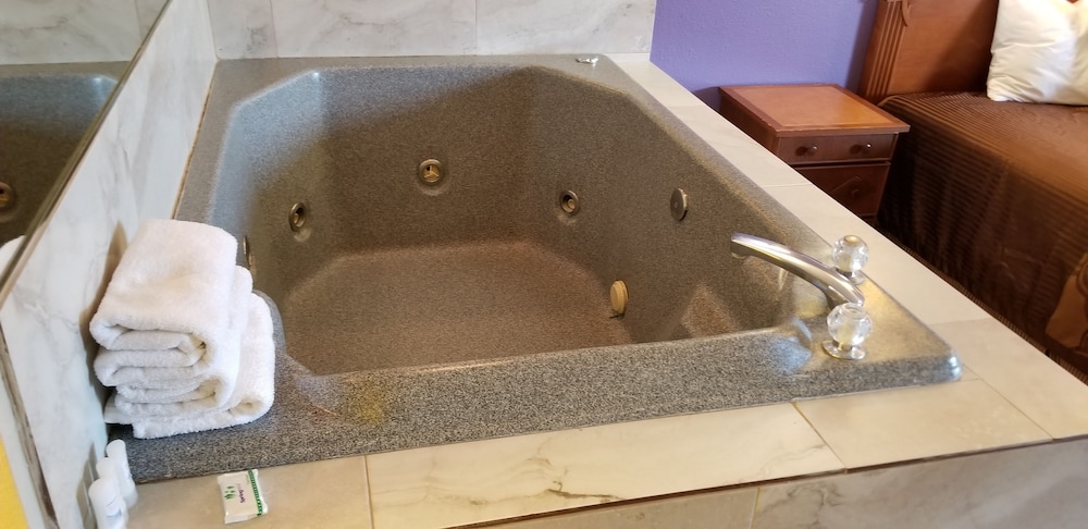 Standard Room, 1 King Bed, Jetted Tub photo 3