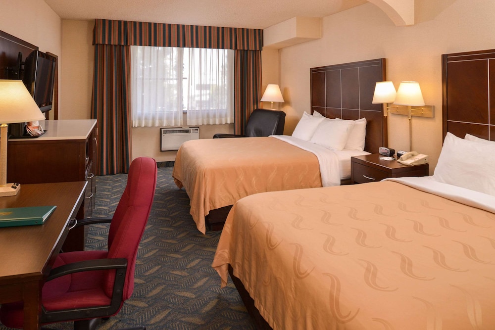 Deluxe Room, 2 Queen Beds, Non Smoking, Refrigerator & Microwave photo 1