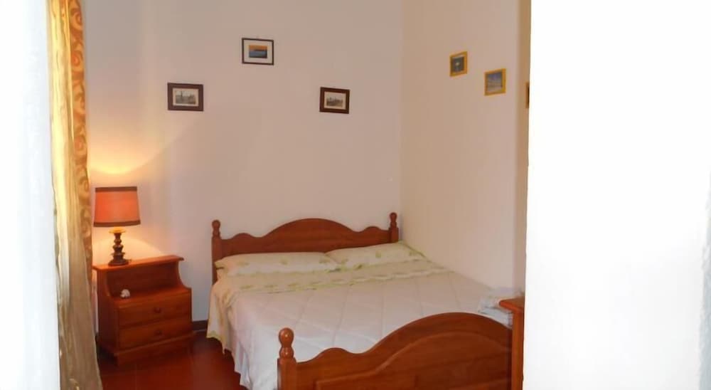 Basic Double Room, 1 Bedroom (Shared Bathroom)