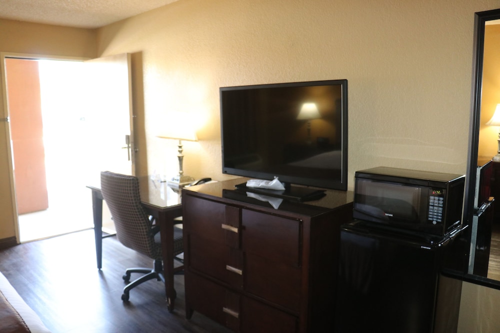 Standard Room, 1 King Bed, Accessible, Smoking photo 3