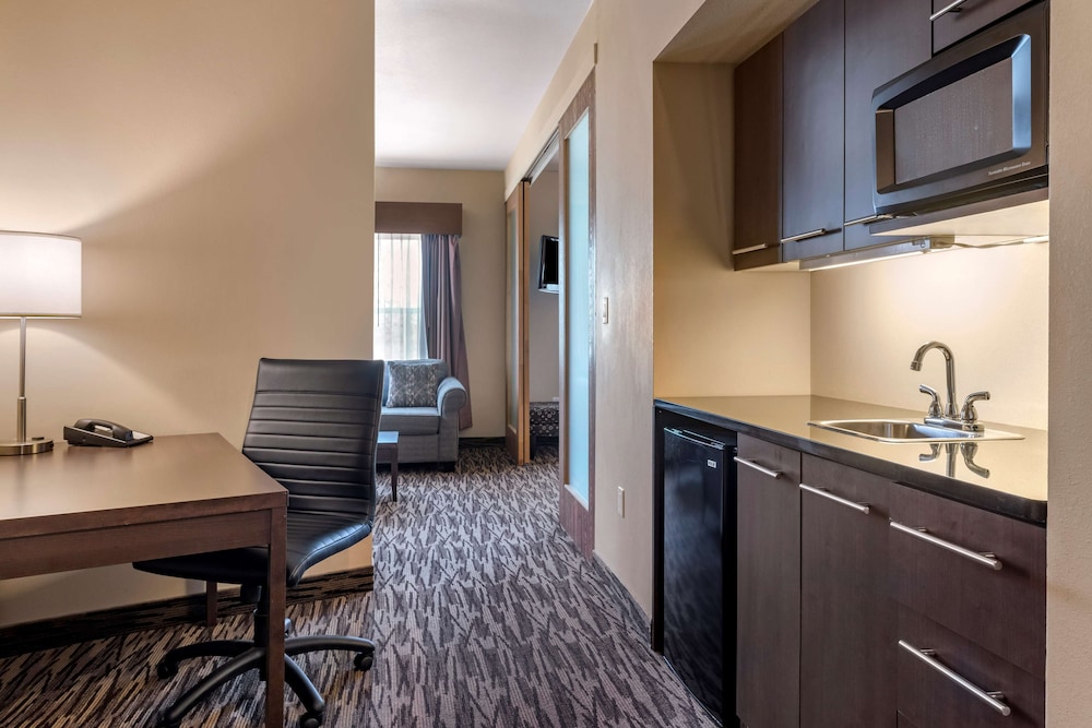 Suite, Multiple Beds, Non Smoking, Kitchenette (Dining Table;Shower Only;with Sofabed)