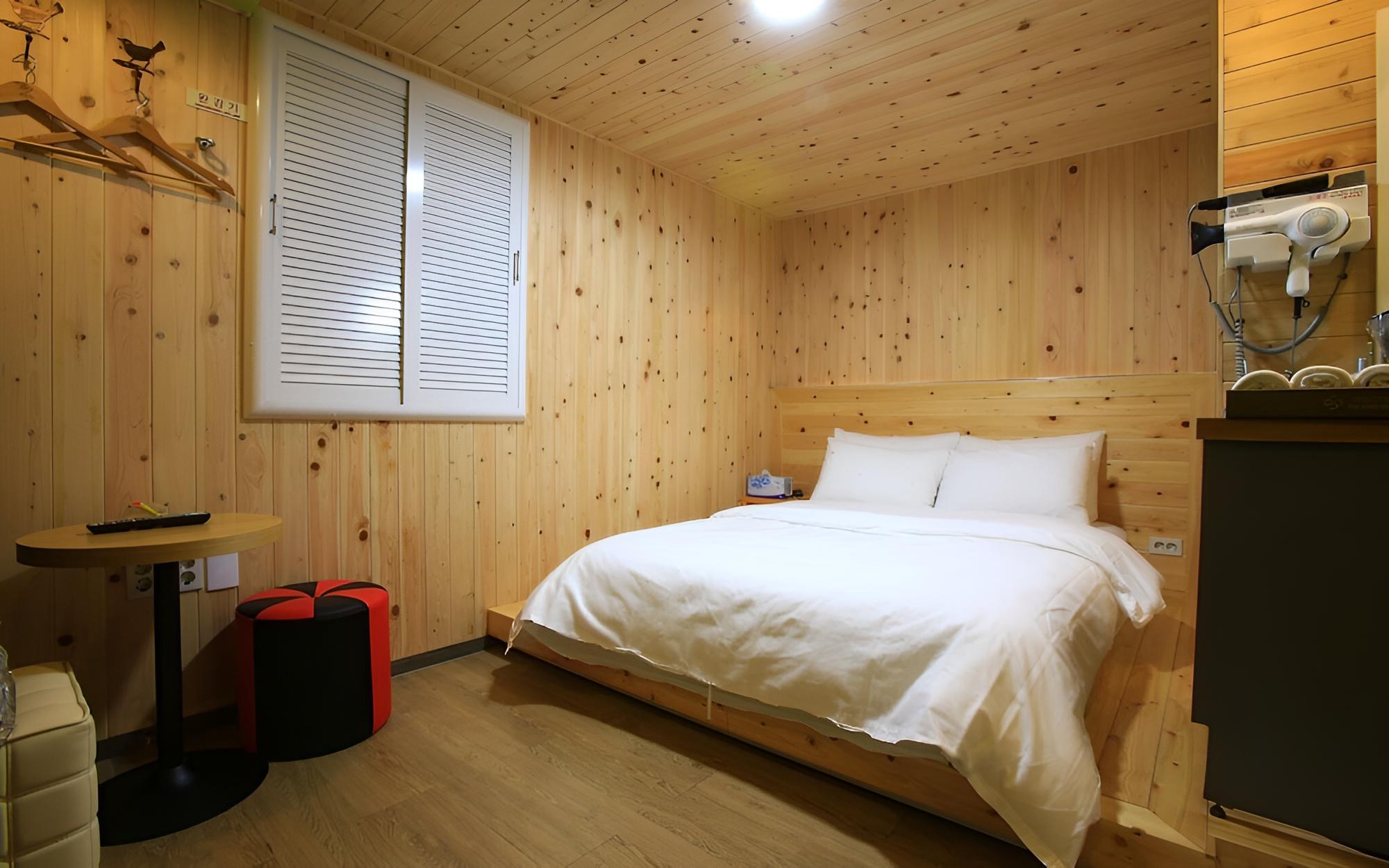 Room (Standard room (Netflix YouTube availa) - Photo 1