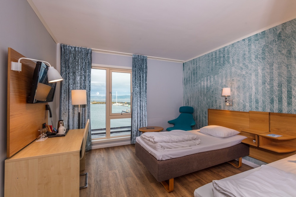 Single Room, 2 Twin Beds, Partial Ocean View photo 1