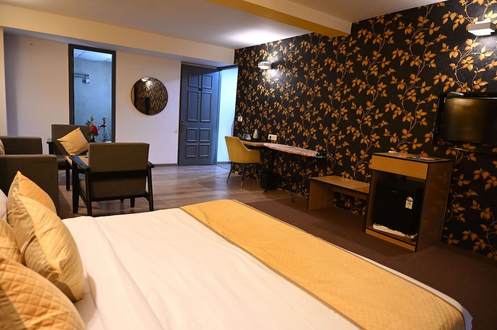 Superior Suite, Balcony, City View photo 2
