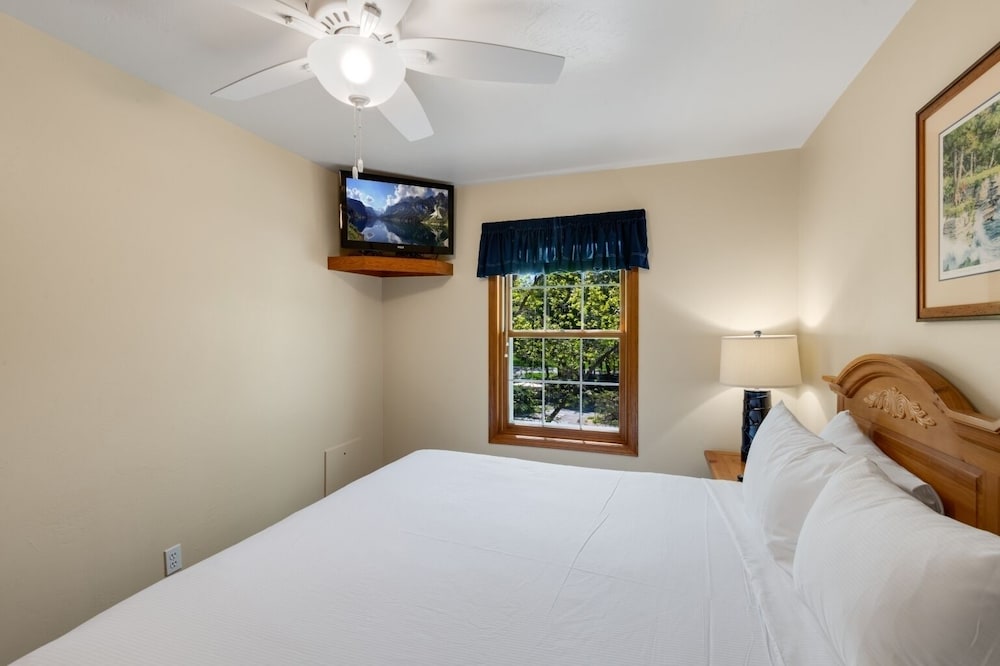 King Suite, Partial Harbor View, w/ Outdoor Table, Second Floor photo 3