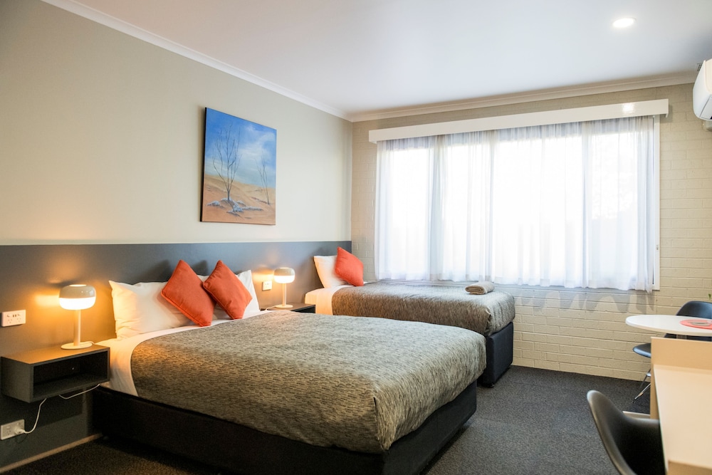 Economy Triple Room photo 3