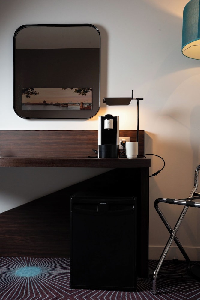 Premium Room, 1 Queen Bed, Refrigerator - Photo 3