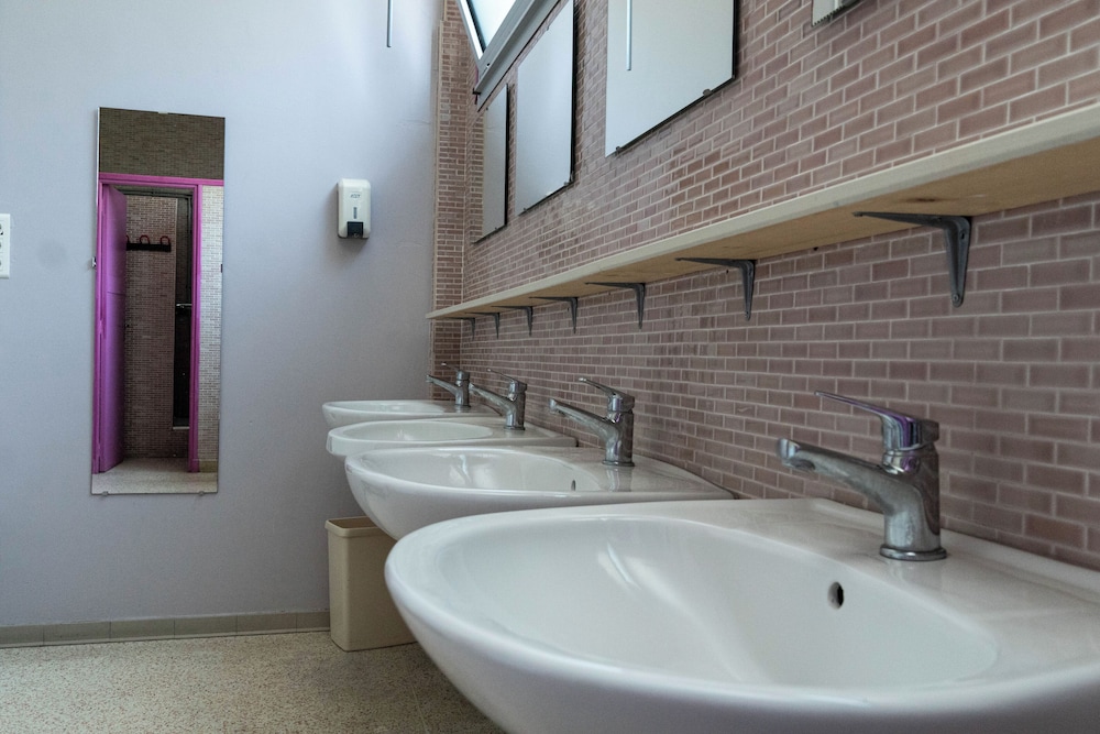 Quadruple Room - Shared Bathroom - Photo 4