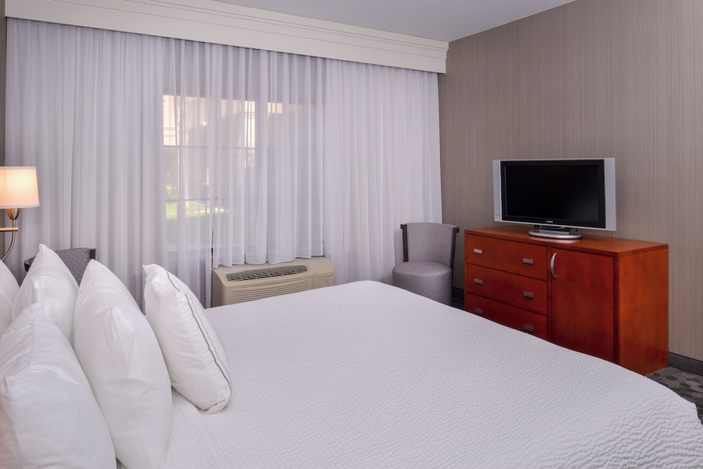 Suite, 1 Bedroom - Photo 10