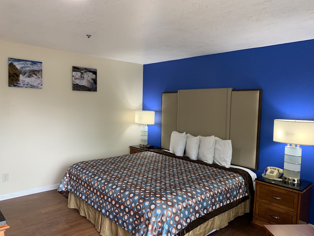 Suite, 1 King Bed with Sofa bed, Non Smoking photo 2