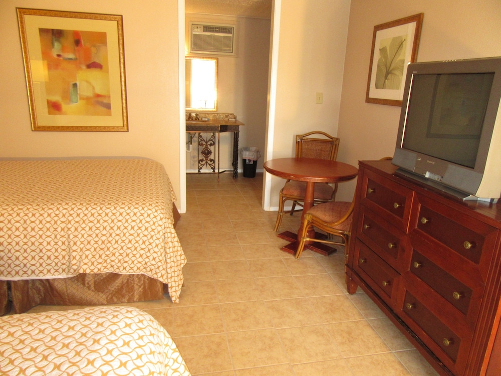 Standard Room, 2 Queen Beds, Non Smoking photo 3