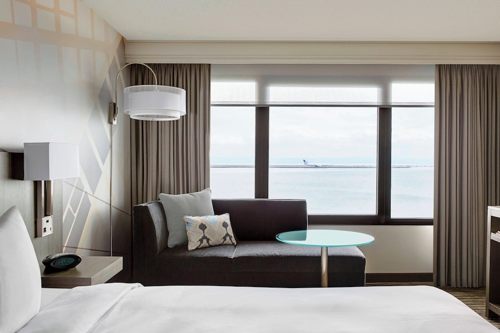 Club Room, 1 King Bed (Hearing Accessible) - Photo 3