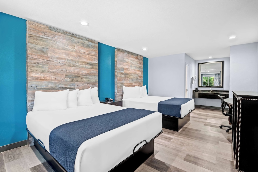 Suite, Multiple Beds, Non Smoking - Photo 1