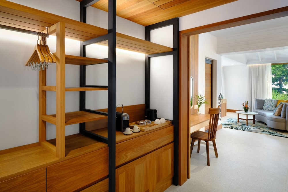 Signature Suite, 1 King Bed, Patio, Sea View - Photo 3