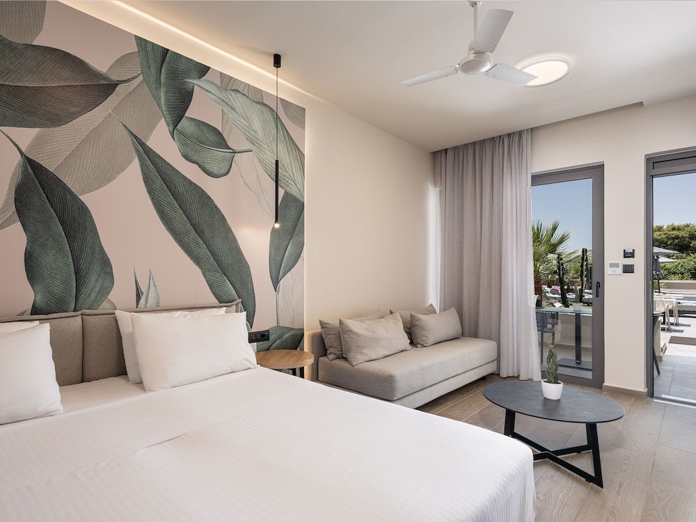 Economy Double Room on Ground Floor With Pool View - Photo 3