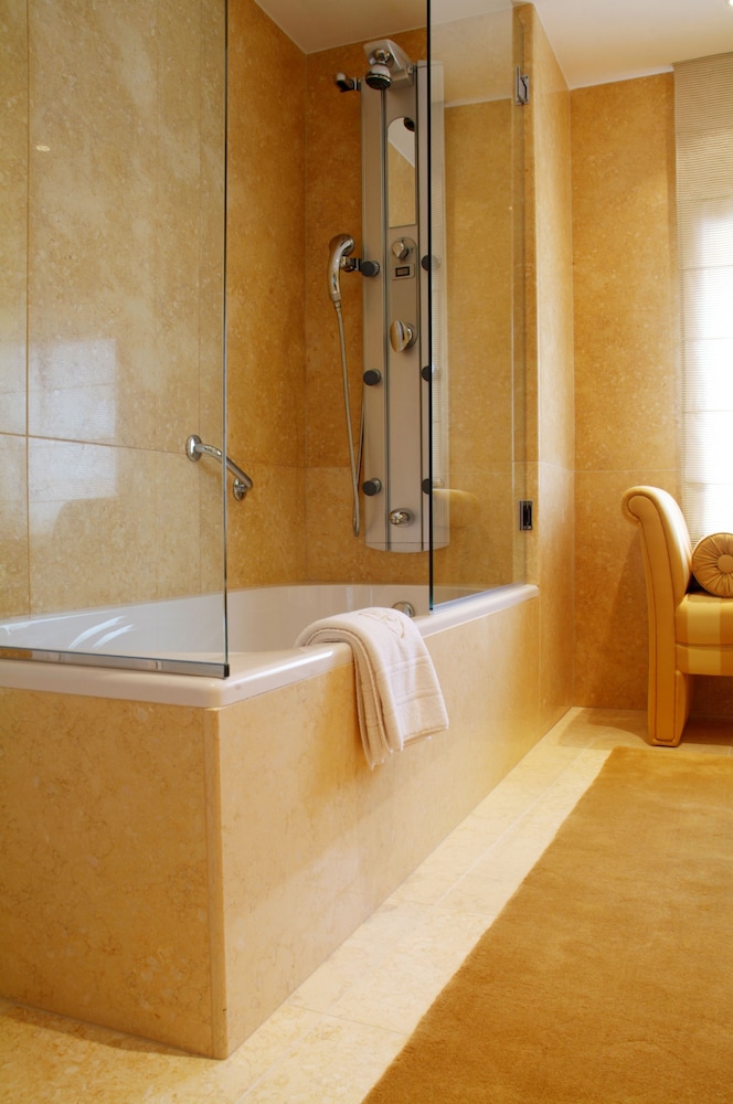Suite thumbnail 5