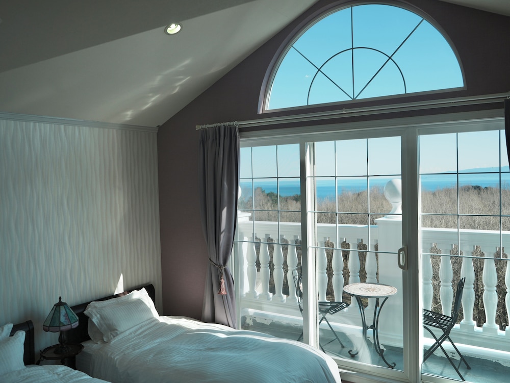 Deluxe Twin Room, 2 Twin Beds, Balcony, Partial Sea View photo 1