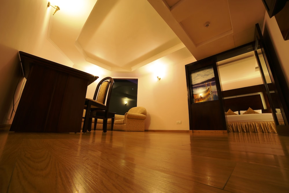 Executive Suite - Photo 1