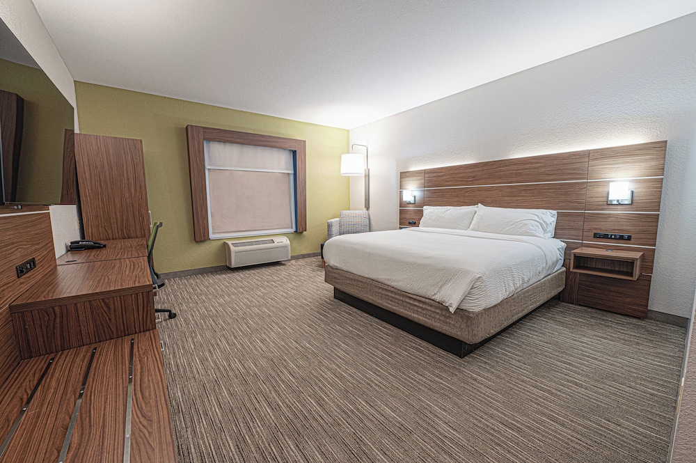 Suite, 1 King Bed - Photo 3