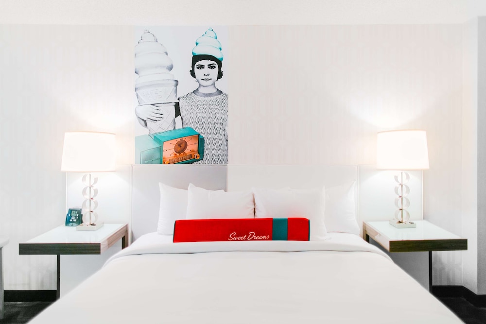Room, 1 King Bed, Mountain View - Photo 4