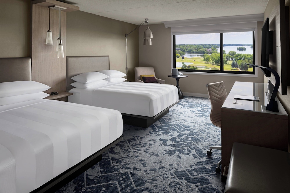 Room, 2 Queen Beds, Lake View - Photo 5