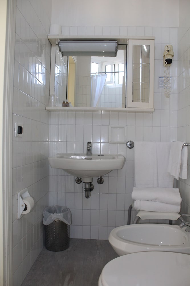 Economy Triple Room photo 2