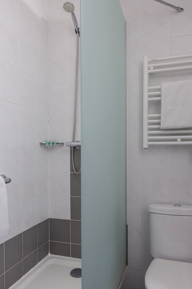 Twin Room thumbnail 6